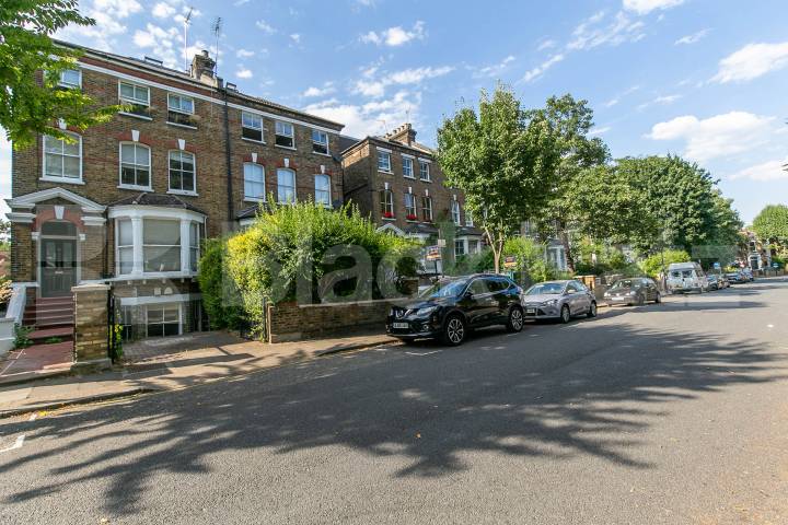 Bright and Modern 3 bedroom on a tree line street within a conservation area  Hartham Road  , Hillmarton Conservation Area 